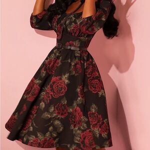 VACATION DRESS IN VINTAGE BLACK ROSES